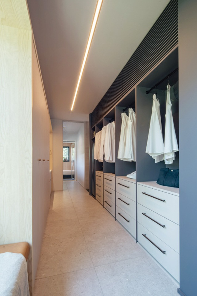 ウォークスルータイプのファミリークローゼット