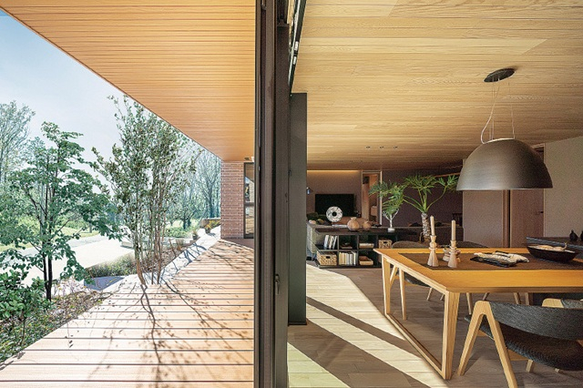 ウッドデッキと室内