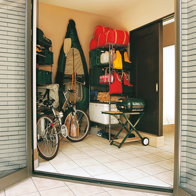 自転車やスポーツ用品は土間つきの収納スペースへ。