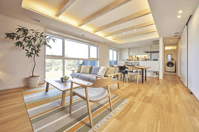 折り上げ天井のあるリビング