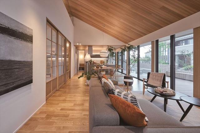 勾配天井のあるリビング