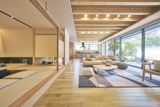 折り上げ天井のあるリビング