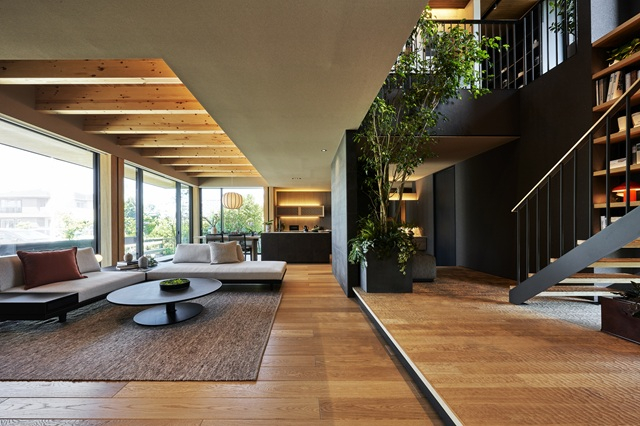 折り上げ天井のあるリビング