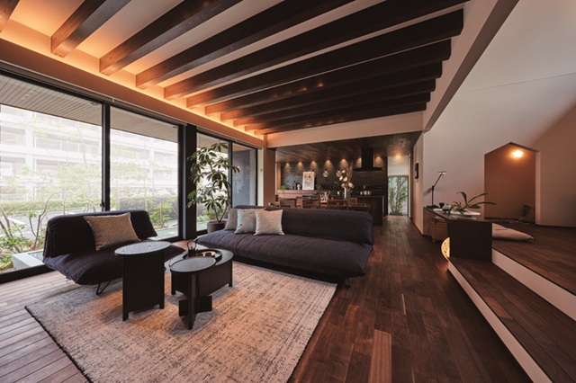 折り上げ天井のあるリビング