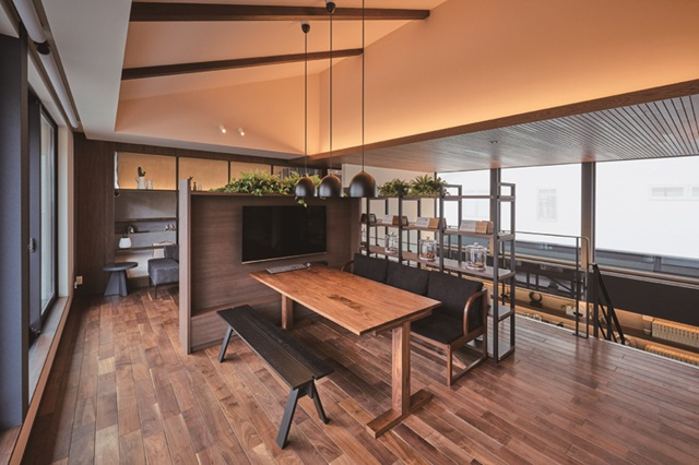 折り上げ天井のあるリビング