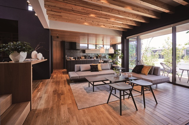 折り上げ天井のあるリビング