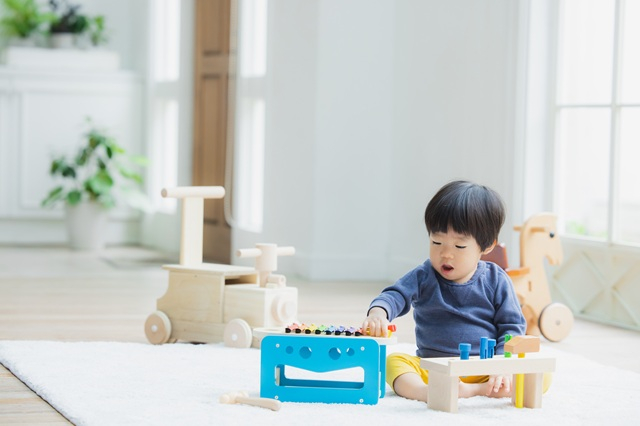 リビングで遊んでいる子供