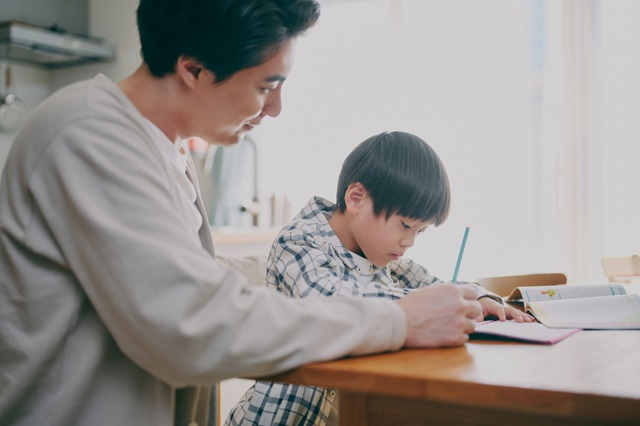 ダイニングで勉強している子供