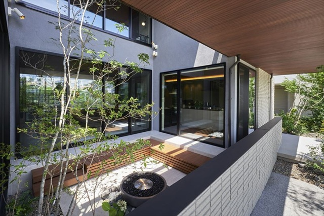 建物にコの字型に囲まれたテラス