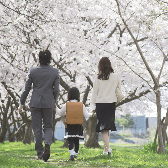 鏡越しの笑顔、桜を見上げてパチリ......おしゃれに思い出を残す