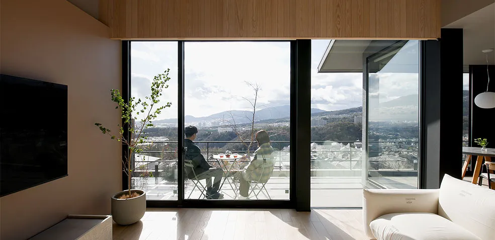 目の前に広がる景色を満喫する平屋