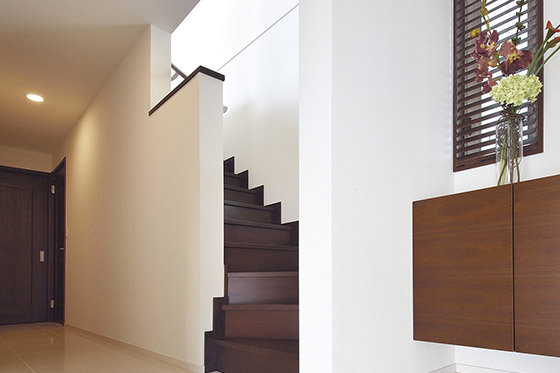 細く長い敷地の形を活かして 広々と暮らす家