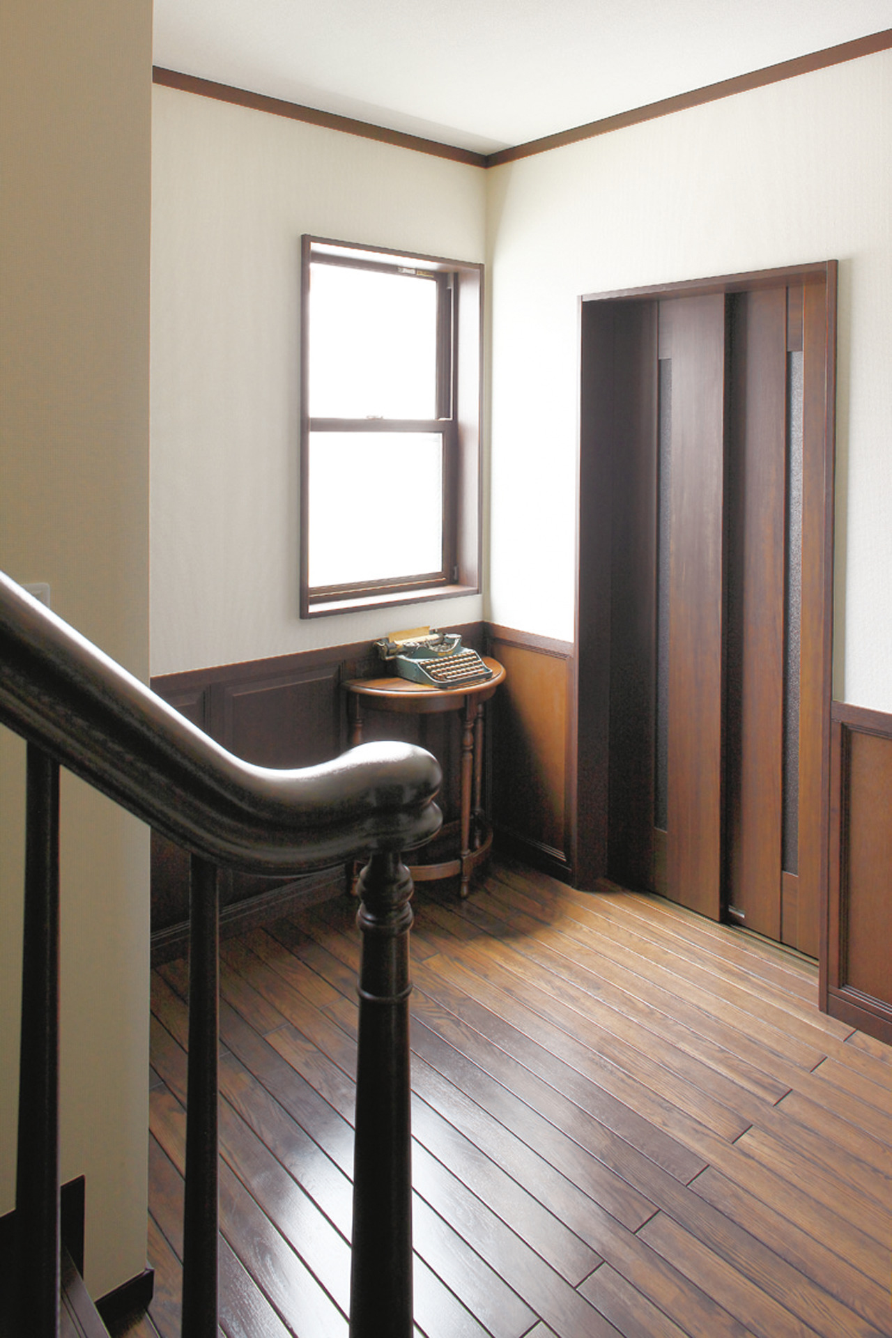 ダークオークの床と腰壁で仕上げた階段ホール
