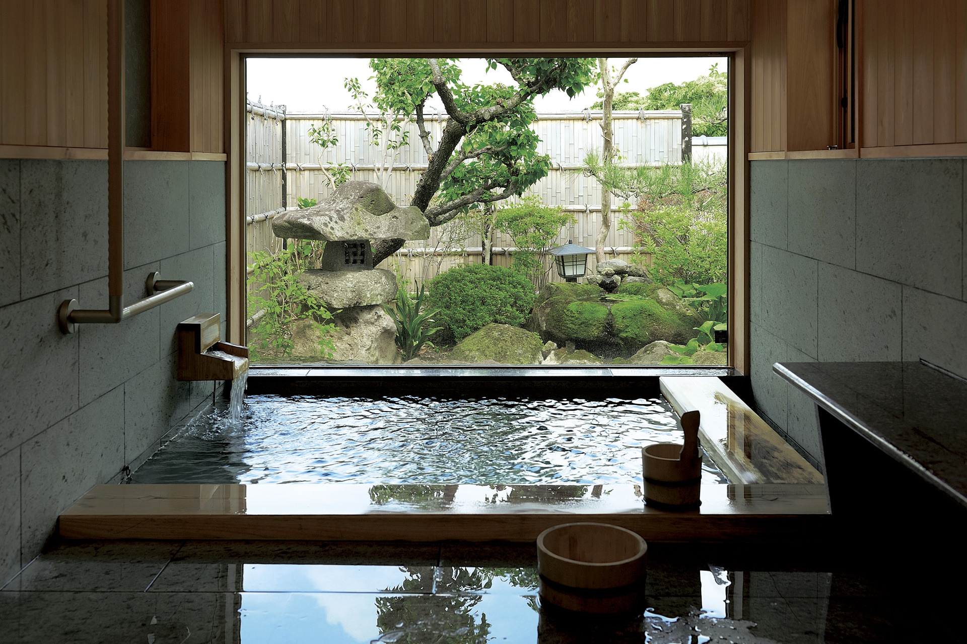ヒノキと十和田石で仕上げた源泉掛け流しのお風呂