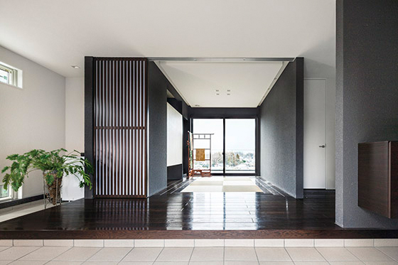 自慢の眺望とこだわりのインテリア、 おもてなしのためのダイニング