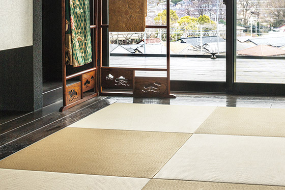 自慢の眺望とこだわりのインテリア、 おもてなしのためのダイニング