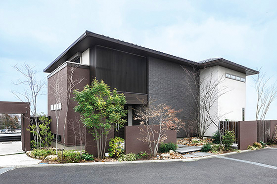 自慢の眺望とこだわりのインテリア、 おもてなしのためのダイニング