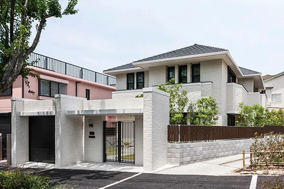 光に輝く白いタイル。 映し出す影までも美しい外壁