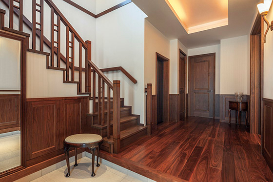 光に輝く白いタイル。 映し出す影までも美しい外壁