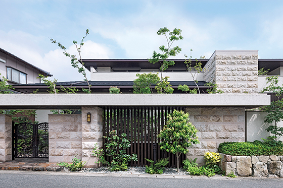 美しく壮麗に佇む家