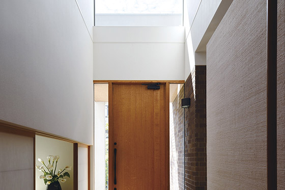 くつろぎを求めた端正な家