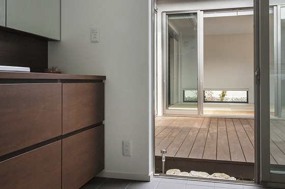 部屋で囲った庭で プライバシーを確保。 家族はいつものびのびと