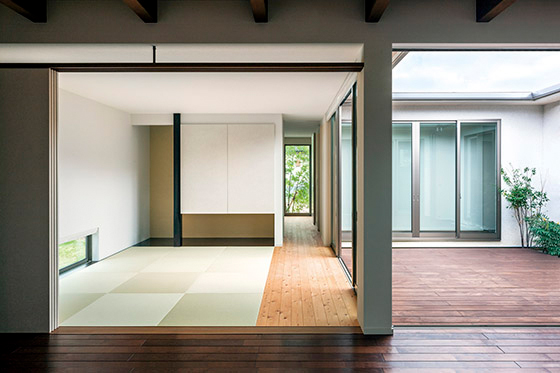 部屋で囲った庭でプライバシーを確保。家族はいつものびのびと