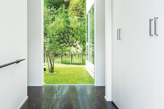 デザインも間取りもシンプルに。 家族がつながる白い家