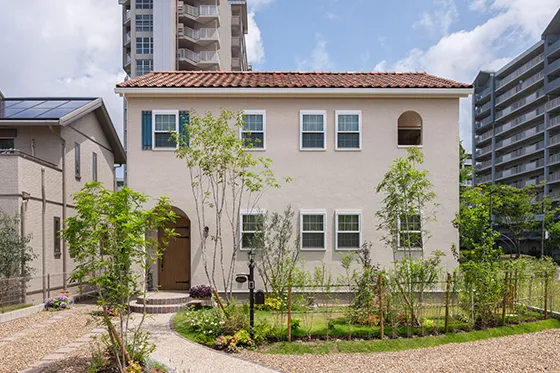 プロヴァンスの光と影に憩う “洞窟”のある家