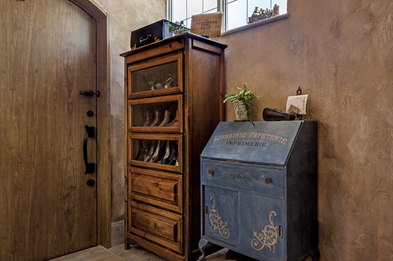 プロヴァンスの光と影に憩う “洞窟”のある家