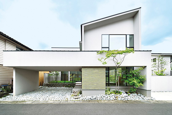 庭と室内をつなぐ大開口。子どもたちが元気に駆け回る家