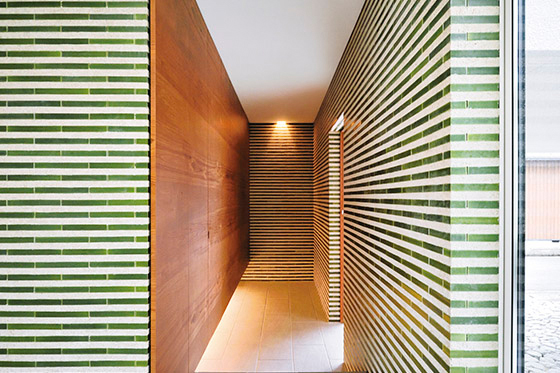 庭と室内をつなぐ大開口。 子どもたちが元気に駆け回る家