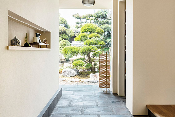 2つの世帯が廊下でつながる 緑に囲まれて暮らす家