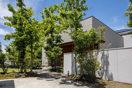 広い庭を建物で囲んで確保した プライバシー