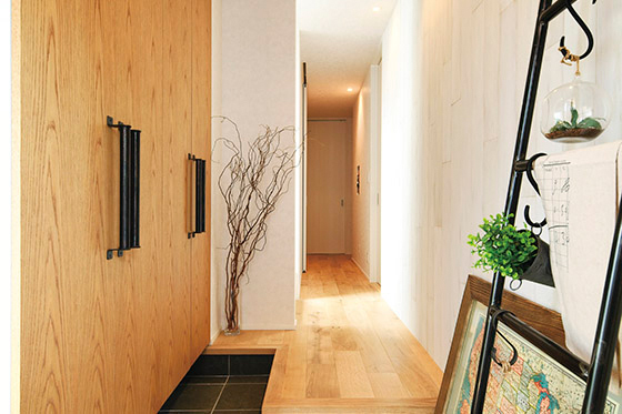 デザインのヒントはお手持ちの家具。 狭小地でも明るくスタイリッシュに