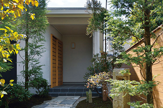 旧宅での思い出を受け継ぎ 未来の家族に託す中庭を囲む平屋