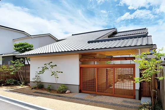 旧邸の素材を活かし伝統とモダンを 美しく融合した家