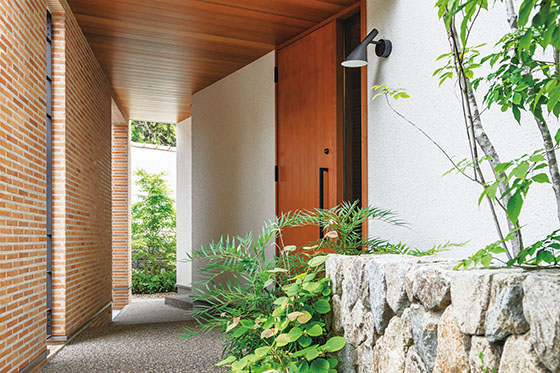 建物配置の工夫で実現した 雑木の庭を楽しむ暮らし