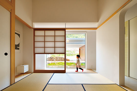 里山の風景に溶け込む、平屋のコートハウス