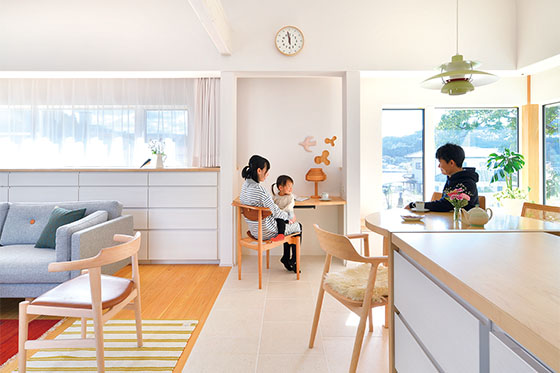 里山の風景に溶け込む、平屋のコートハウス