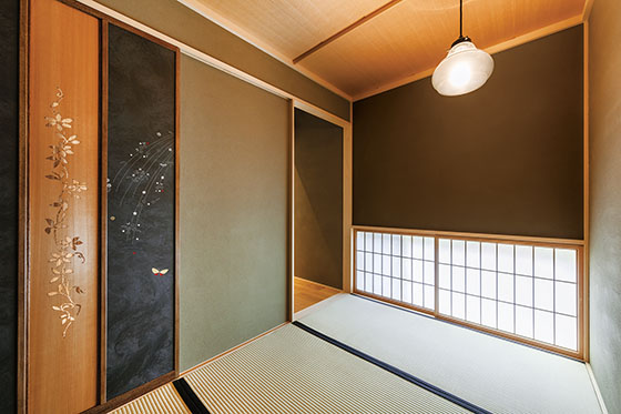母屋と庭でつながり気配を感じながら暮らす家