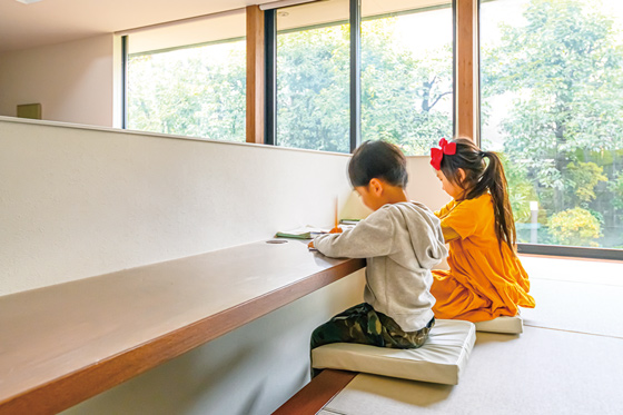 吹抜けと上質な素材が生み出すゆとりの邸宅