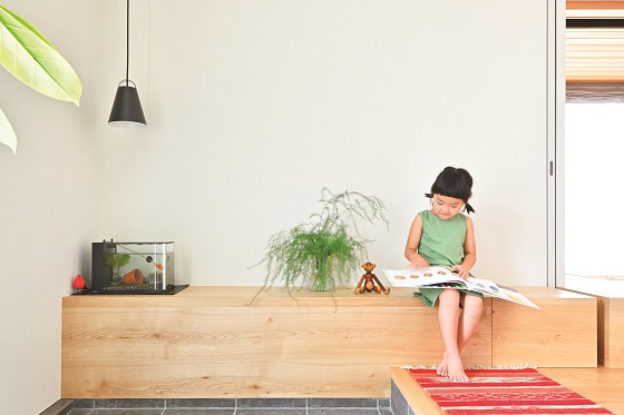 眼下の公園を借景とする家