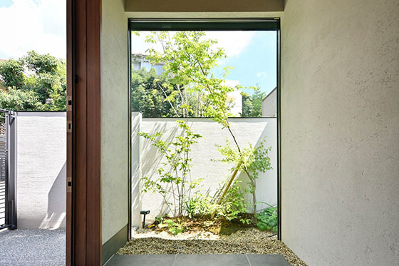 タイル貼りの“路地”のある家