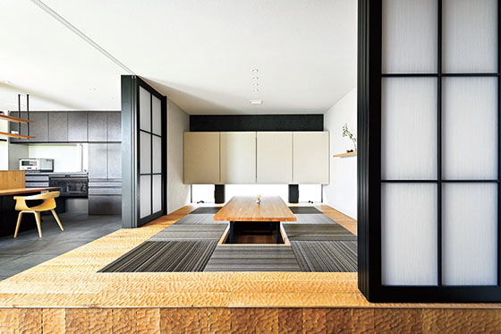 タイル貼りの“路地”のある家