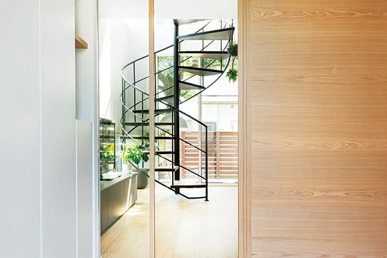 敷地を最大限に生かした螺旋階段のある家