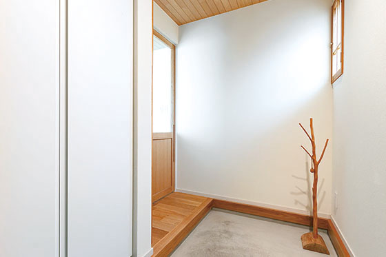 柔らかな光と庭の緑、好きなものと暮らす家