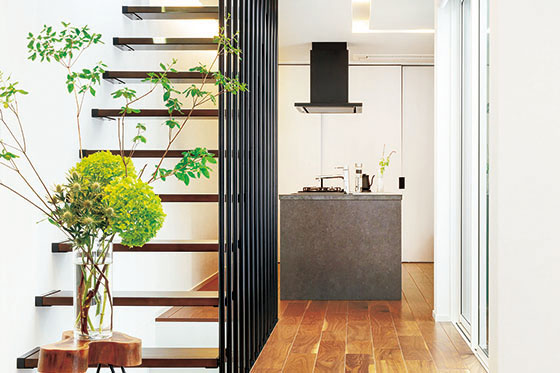 中庭から光を採り入れた明るい3階建て