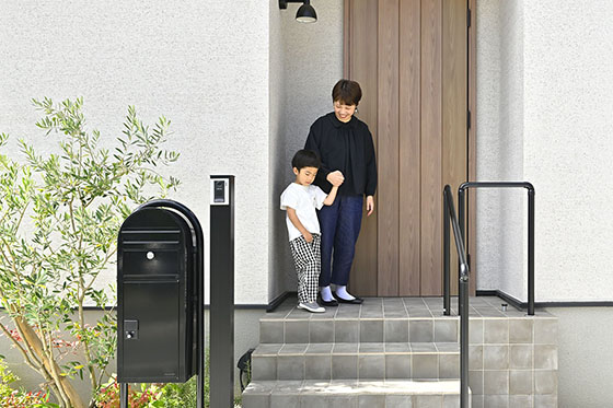 木のぬくもりに包まれた遊び心のある住まい