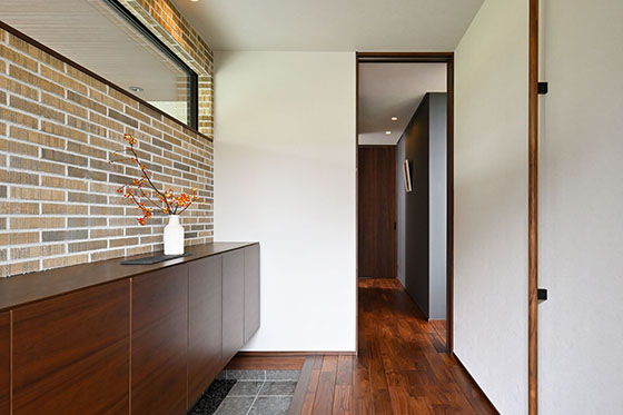 外壁タイルで表情をつけた、広がりを感じる平屋